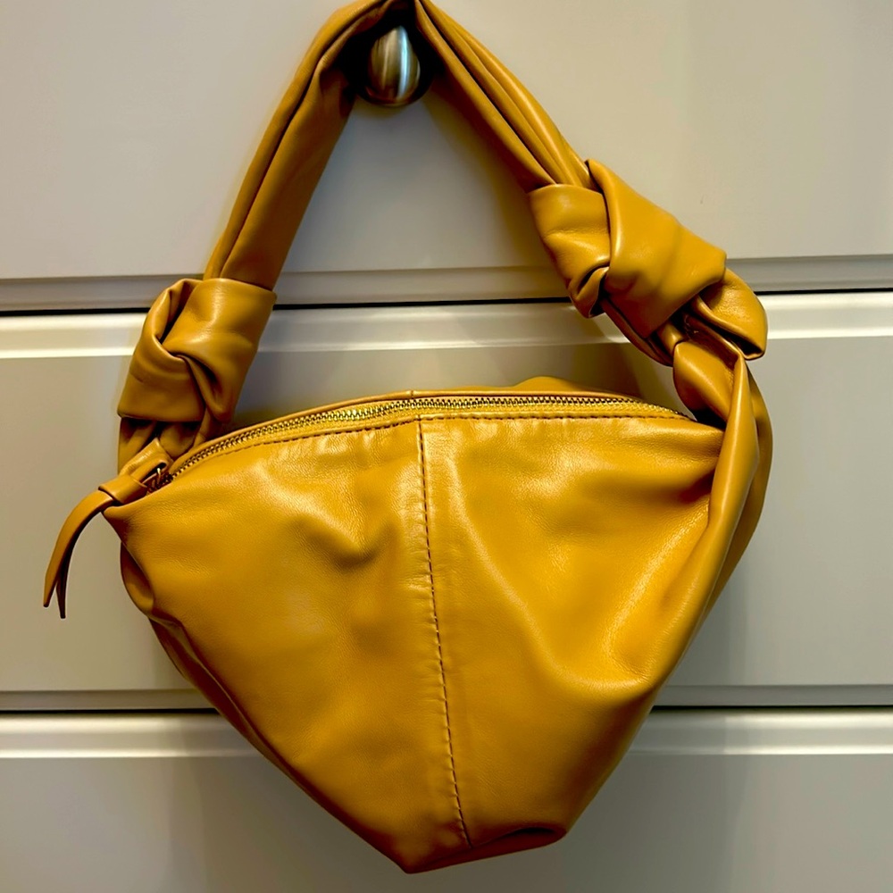 Adorable bottega Venetta look-alike! by Billini